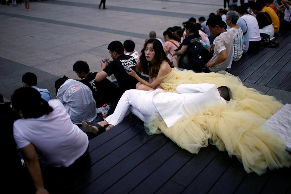 Các nhà quản lý Trung Quốc đang tìm mọi cách để giải quyết vấn đề lười kết hôn trong giới trẻ - Ảnh: 