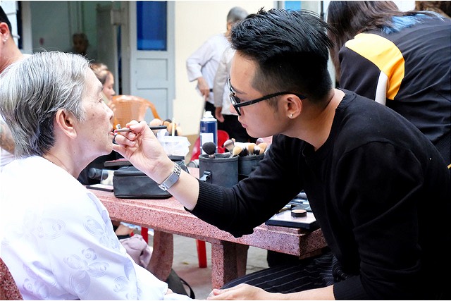 Một chuyên gia trang diểm cho cụ bà ở mái âm Thiên Ân - trong dự án của Intoyou Vietnam