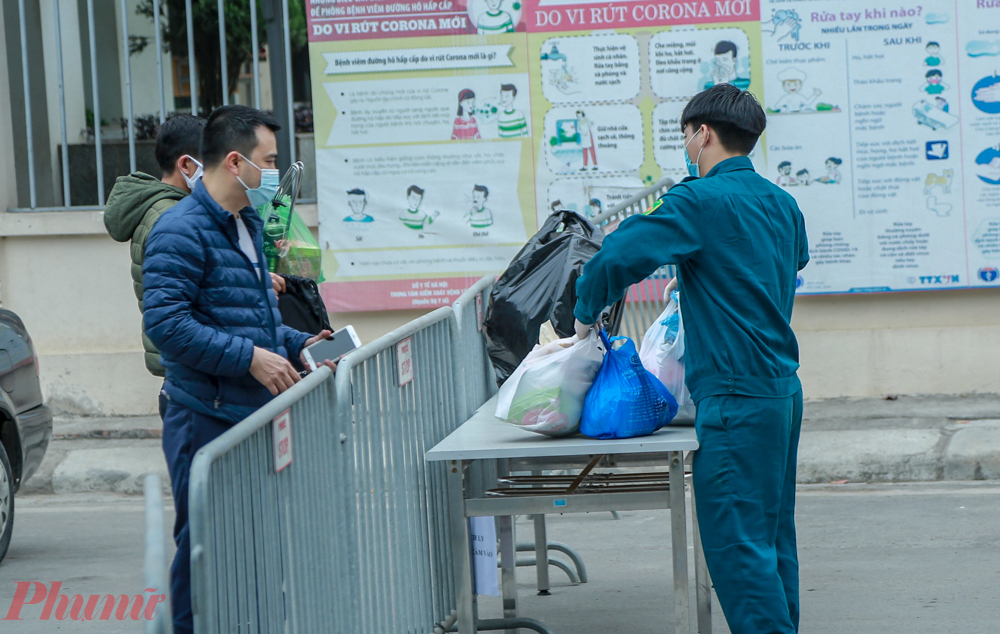 “Toàn bộ các công tác lắp điều hoà, ổn định vị trí cho các con đều đã được nhà trường hoàn thiện từ đêm 30/1. Mỗi học sinh đều phải có một phụ huynh đi kèm theo quy định, sau khi phụ huynh được thông báo cũng đã chủ động mang các vật dụng cá nhân, chăn màn đến để cách ly trong trường. Các phòng cũng rộng thoải mái nên đảm bảo cuộc sống cho các em học sinh và phụ huynh”, vị Phó Hiệu trưởng Trường Tiểu học Xuân Phương thông tin thêm