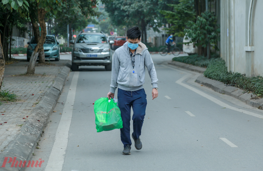 Dù được chuẩn bị cẩn thận nhưng nhiều phụ huynh vẫn mang thêm đồ gửi cho các con.