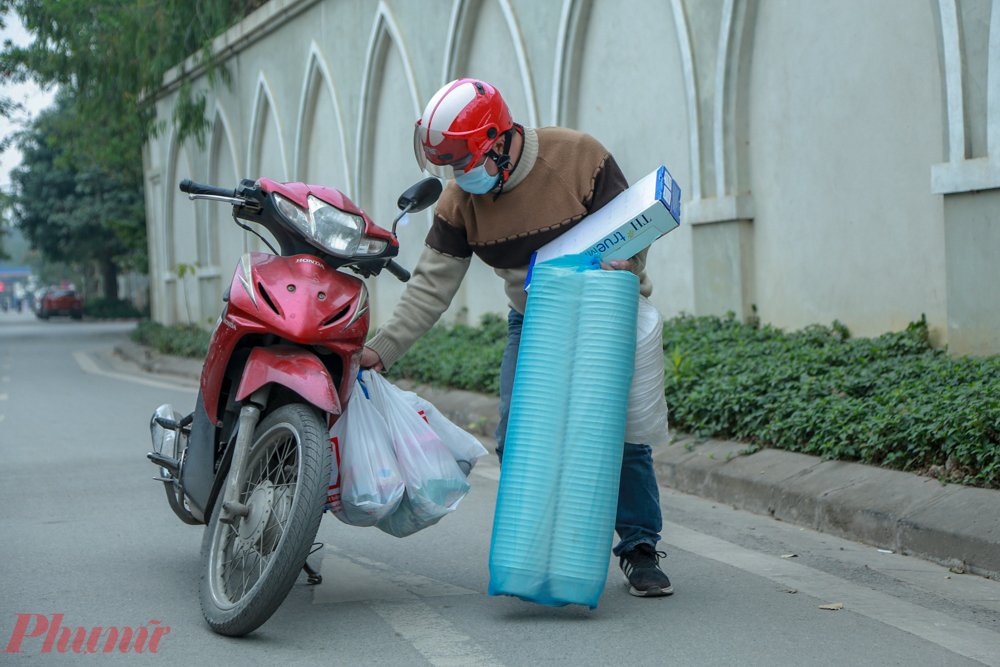 Hộp xốp, đồ dùng 1 lần cũng được chuyển vào trường để phục vụ cho bữa ăn.