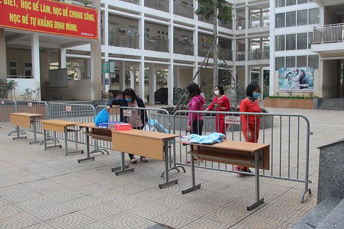 Các phòng học trường tiểu học Xuân Phương trở thành nơi cách ly tập chung cho 80 học sinh và giáo viên là F1 