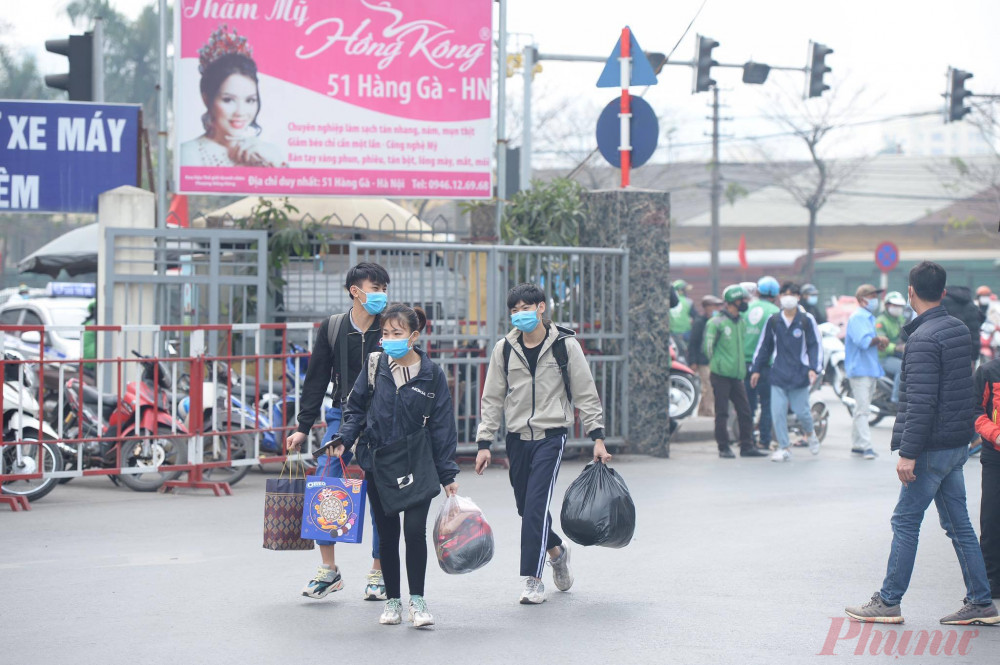Nhiều sinh viên nhanh chóng rời Hà Nội để về quê