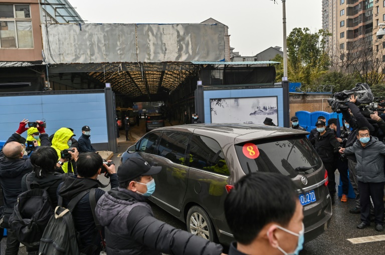 Nhóm chuyên gia của WHO được hộ tống đến khu chợ hải sản ở Vũ Hán hôm 31/1