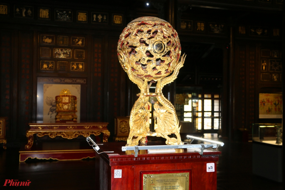 Quả cầu cửu long sơn thếp có từ thời  hoàng đế Gia Long được đặt trang trọng tại Bảo tàng cổ vật cung đình Huế