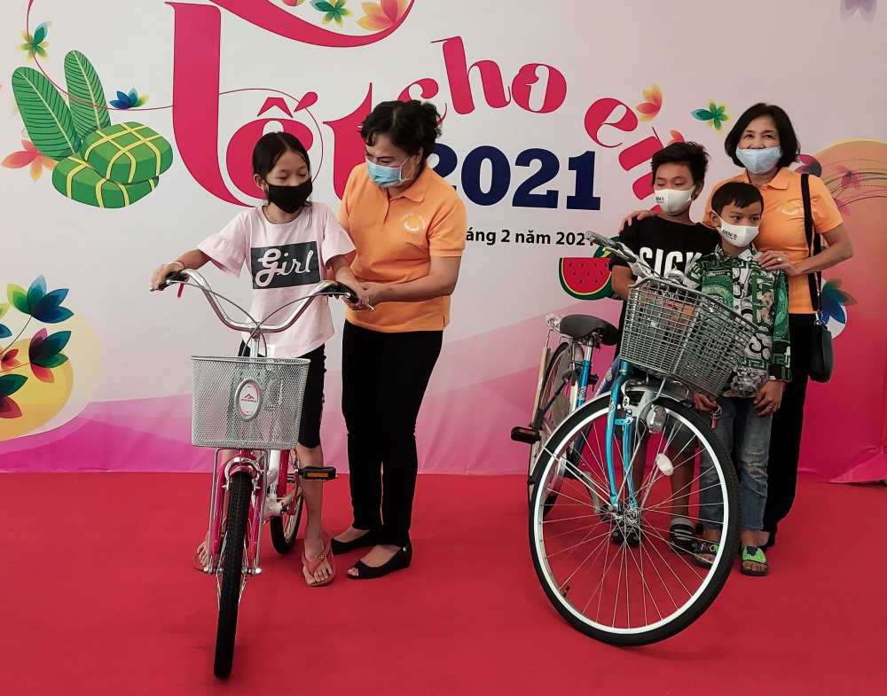 Nhóm thiện nguyện Chia sẻ - Sharing đã tặng liền 2 chiếc xe đạp cho các em nhỏ sau khi lắng nghe nguyện vọng của các em.