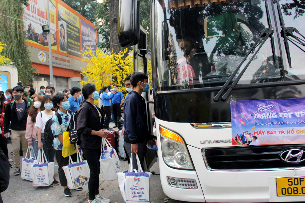 Các chuyến xe nghĩa tình đã khởi phát từ Nhà Văn hóa Thanh niên TPHCM đi các tỉnh miền Trung, miền Bắc vào sáng 1/2.