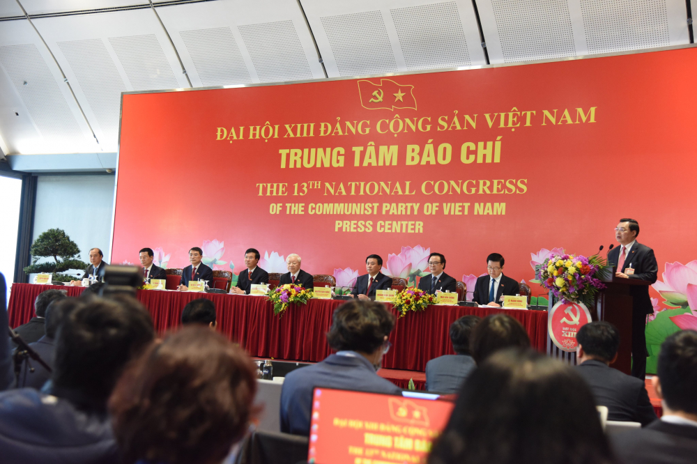 Ông Nguyễn Mạnh Hung báo cáo tình hình hoạt động Trung tâm báo chí trong những ngày diễn ra Đại hội XIII