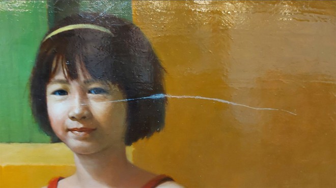 Tác phẩm Bé Uyên Minh (tác giả Cao Nam Tiến) bị xướt khi được gửi đến triển lãm vừa qua