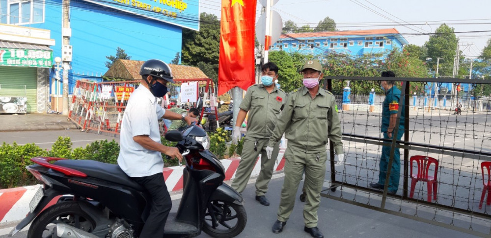 Đường Trần Văn Ơn trước đại học Thủ Dầu Một bị chốt chặn ở cả 2 đầu đường