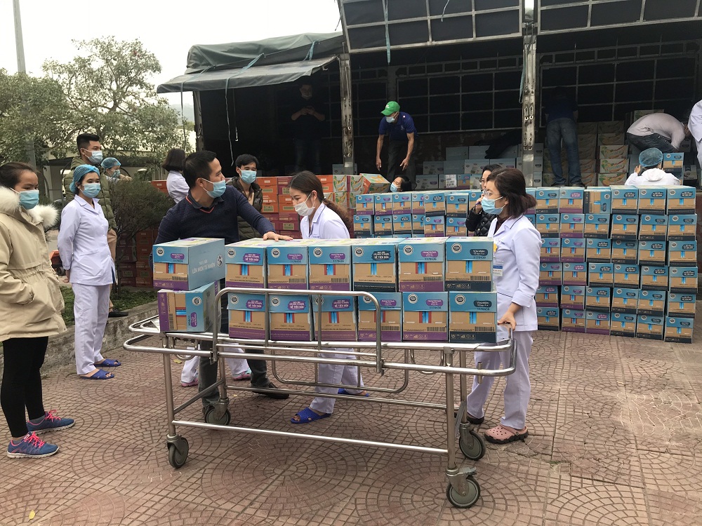 Hàng ngàn sản phẩm sữa an toàn của Cô Gái Hà Lan và Yomost không chỉ là lời cảm ơn, tri ân dành cho sự hy sinh cao cả của các y bác sĩ này mà còn là sự động viên, tiếp sức để những chiến binh áo trắng thêm vững tinh thần và sức mạnh đẩy lùi dịch bệnh. Ảnh: FCV cung cấp