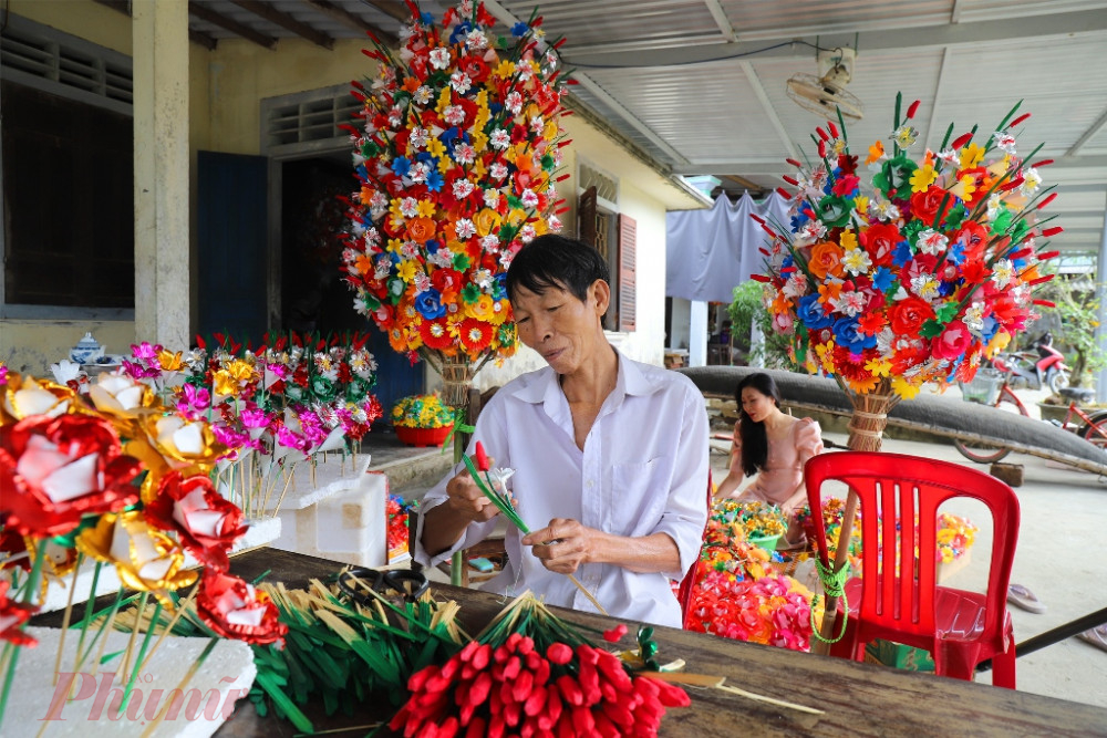 Nằm dọc theo bờ nam, hạ lưu dòng sông Hương, làng Thanh Tiên thuộc xã Phú Mậu, huyện Phú Vang, tỉnh Thừa Thiên Huế. Đây là nơi nổi tiếng với nghề làm hoa giấy độc đáo, đã được UBND tỉnh Thừa Thiên - Huế công nhận là làng nghề truyền thống vào năm 2013