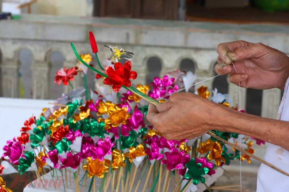 Vì vậy người dân làng Thanh Tiên đã sáng tạo ra hoa giấy, trước thờ cúng gia tiên, thần linh, sau trang trí nhà cửa đón Tết