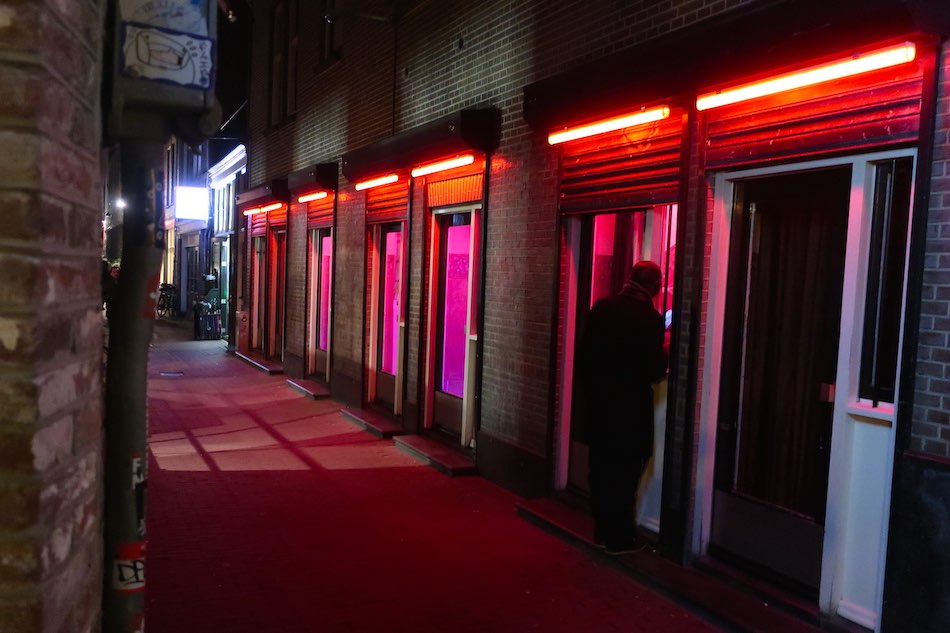 Kinh doanh tình dục là một ngàng nghề hợp pháp tại Hà Lan, và các phố đèn đỏ được chính quyền cho phép công khai hoạt động - Ảnh: Tribune