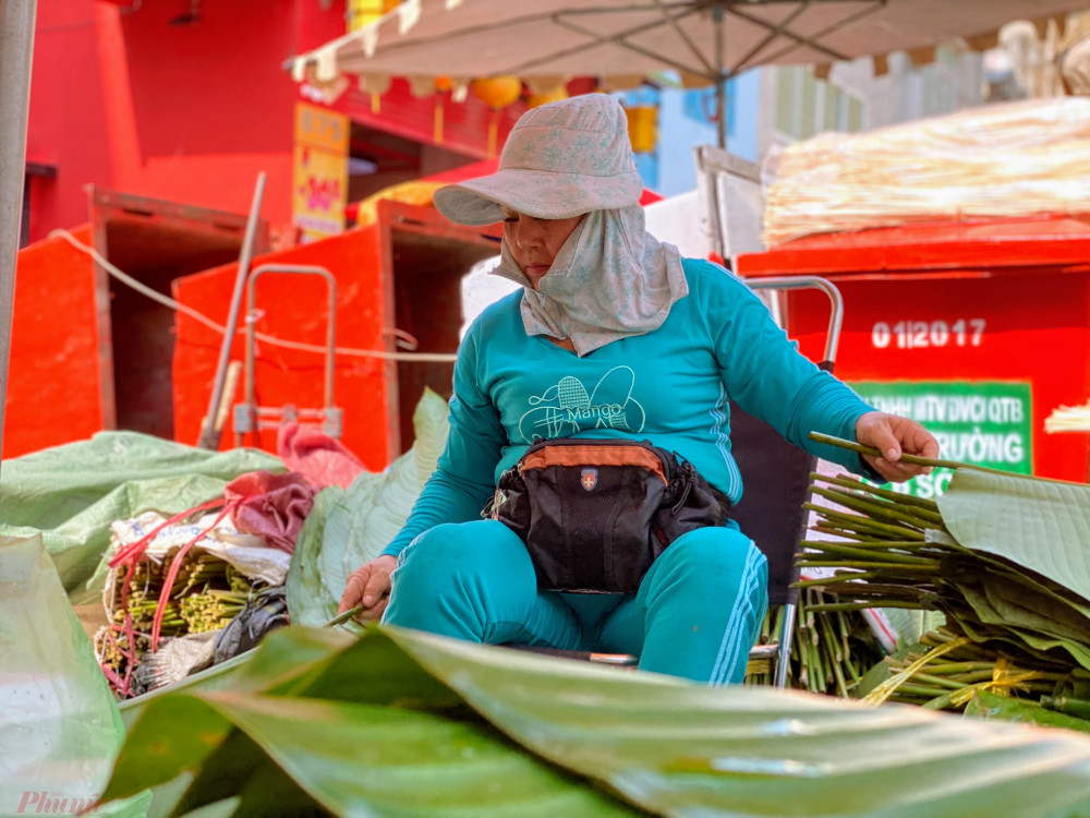 Bà Thuỷ (ngụ Long An) cho hay, bà bán tại chợ lá dong này năm nay nữa cũng hơn 40 năm, theo đó tình hình kinh doanh năm nay không khả quan, vì dịch bệnh COVID-19, nhiều mối quen đặt lá của bà từ trước nhưng đã bỏ, không lấy nữa vì nhiều cơ sở sản xuất bánh làm ít, hoặc ngưng làm, nhiều đơn vị gói bánh cho các hoạt động từ thiện cũng thông báo do dịch nên ngưng gói bánh, nên số lượng lá năm nay chỗ bà giảm 30% so với năm ngoái. Còn theo bà Loan (Q.1, TPHCM) kinh doanh nhiều năm tại chợ lá dong ông Tạ cho hay, bà bắt đầu bán từ ngày 15 tháng Chạp, theo đó so với mọi năm tính đến 20-21 tháng Chạp, số lượng bán của bà giảm 50% so với mọi năm.