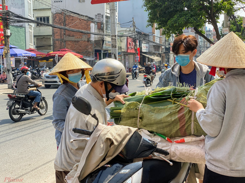 Theo các tiểu thương cao điểm bán hàng tại chợ lá thường rơi vào ngày 25-28 tháng Chạp, nhưng đã bắt đầu có khách lai rai từ ngày 20 tháng Chạp.