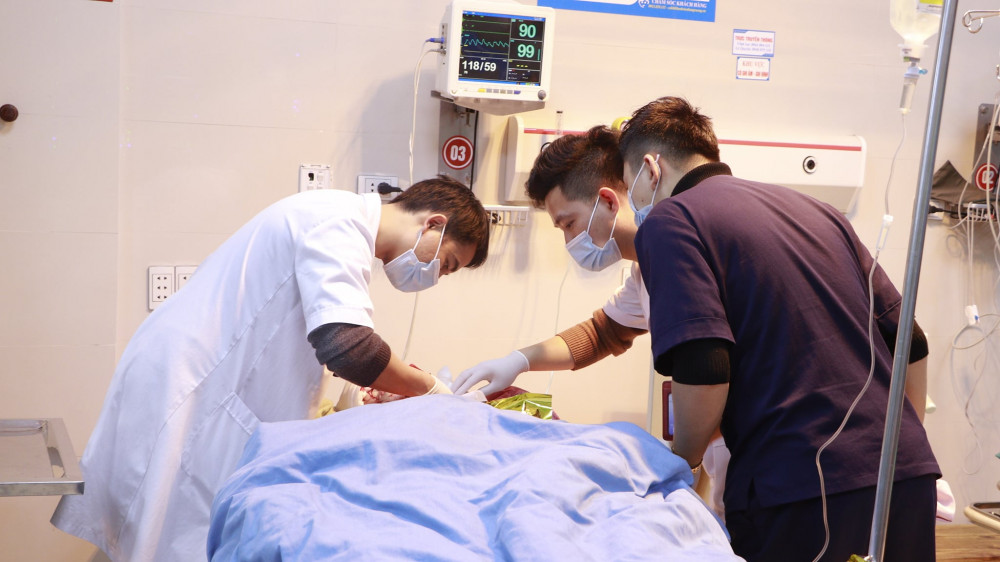 Bác sĩ cấp cứu cho thai phụ bị lóc da đầu tại Bệnh viện Đa khoa Hùng Vương