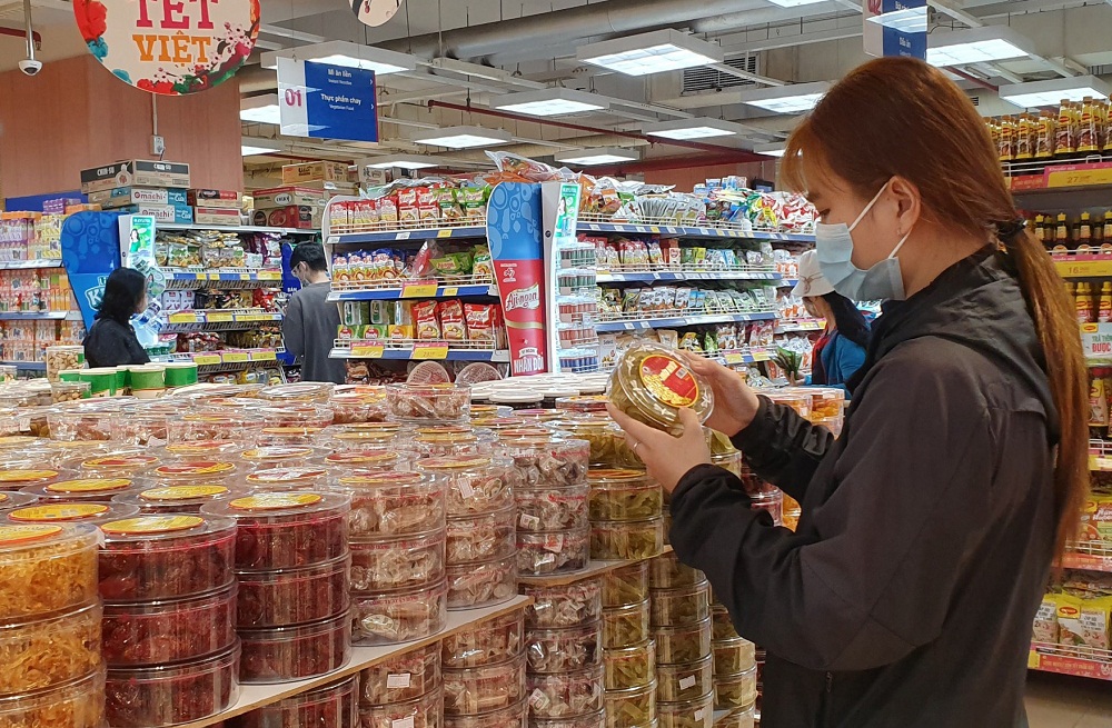 Đến siêu thị, người dân có thể mua được từ các loại mứt, hạt đến các món ăn đặc trưng Tết như bánh chưng, dưa chua, củ kiệu... Ảnh: Saigon Co.op cung cấp