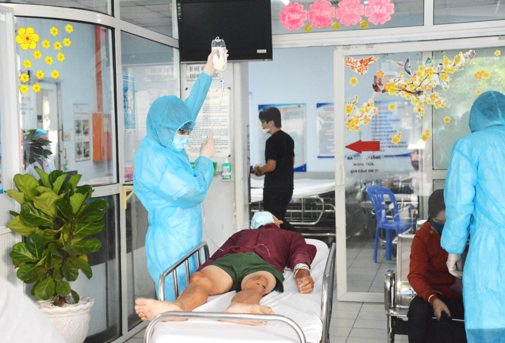 Nhân viên y tế tại phòng cấp cứu Bệnh viện Nhân dân Gia Định mặc trang phục bảo hộ khi tiếp nhận các trường hợp cấp cứu - Ảnh: Hiếu Nguyễn