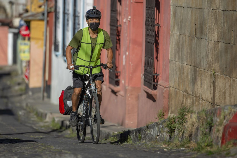 Anh Díaz đã đạp xe với hàng ngàn cây số để mang sách đổi lấy thực phẩm giúp đỡ trẻ em đang bị đói - Ảnh: 