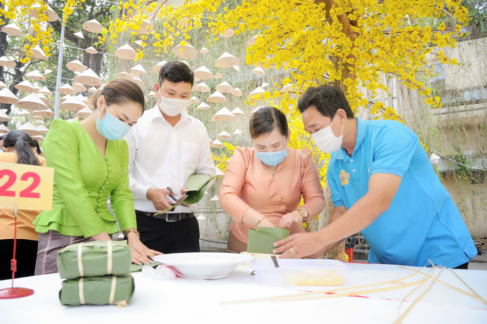 Các du học sinh Lào đang học tập tại TPHCM tích cực tham gia gói bánh chưng.