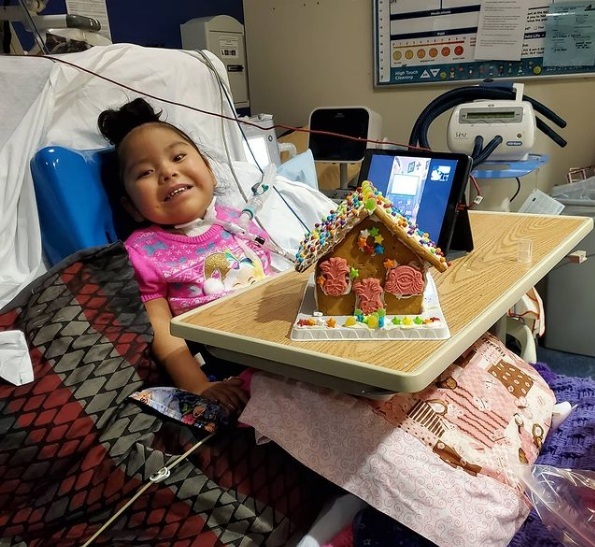 Stella đón lễ Giáng sinh trong bệnh viện cùng với các y bác sĩ và trò chuyện với gia đình qua chiếc ipad