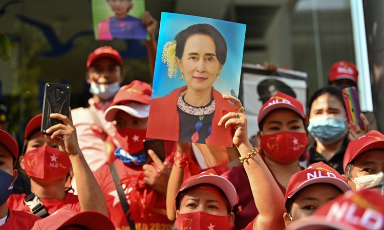 Nhiều người dân Myanmar tỏ ra bất bình vì hành động đảo chính của quân đội