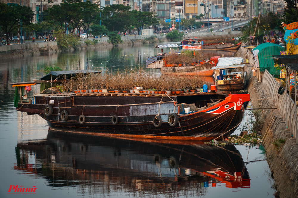 Một số ghe đã cập bến Sài Gòn vào sáng nay