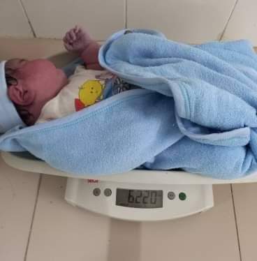 Bé trai vừa ra đời đã có cân nặng khủng 6,1 kg