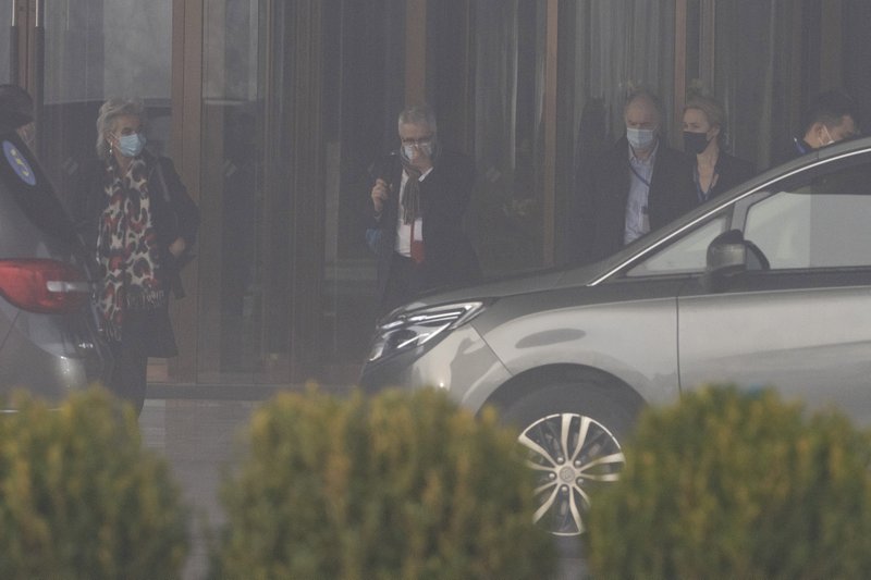 Nhóm chuyên gia của WHO rời khách sạn để thực hiện lịch trình quan sát do phía Trung Quốc quản lý