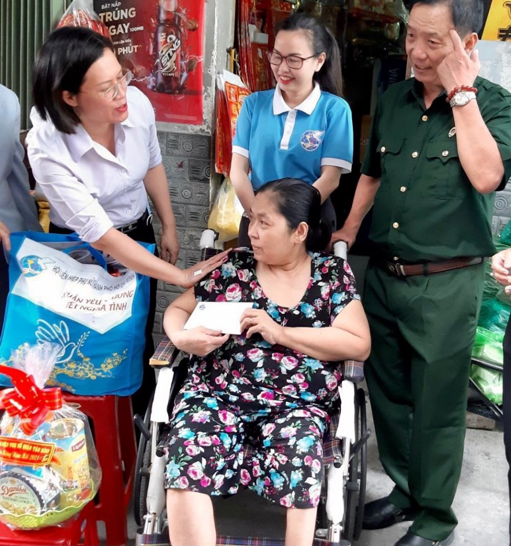 Chị Thu Hương với món quà xuân đầy ý nghĩa của Chi bộ Ban Gia đình - Xã hội