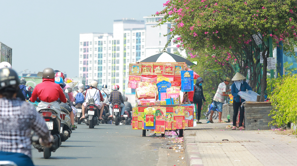 Cầu Tham Lương, địa bàn giáp ranh Q.12, Tân Bình và Tân Phú, các xe đẩy bán lịch, trái cây, hải sản vẫn ngang nhiên chiếm cứ lòng đường.