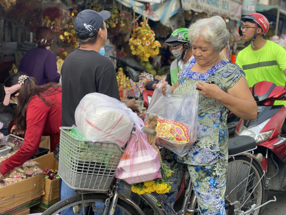 Người bán tại chợ Bà Chiểu cho hay, do tình hình dịch bệnh nên năm nay khách hàng có xu hướng đơn giản, tiết kiệm tối đa nên khách mua nhiều bộ đồ lễ nhỏ đơn giản, giá 15.000 đồng/bộ cùng nhang, đèn,...số ít khách lựa chọn các bộ đồ lễ cao cấp hơn từ 45.000-50.000 đồng/bộ.