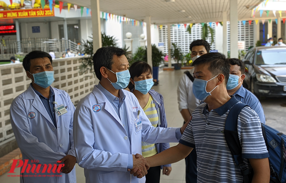 BS Nguyễn Tri Thức - Giám đốc Bệnh viện Chợ Rẫy động viên đội phản ứng nhanh