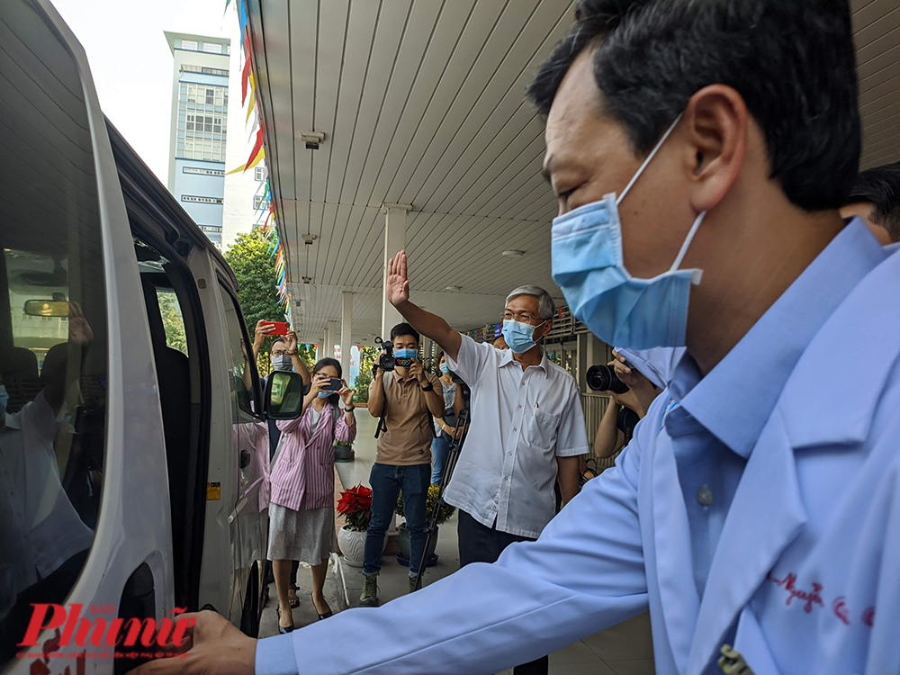 GĐ BV Chợ Rẫy đóng cửa xe và phó Chủ tịch UBND TP Võ Văn Hoan vẫy tay tiễn đội phản ứng nhanh lên đường làm nhiệm vụ 