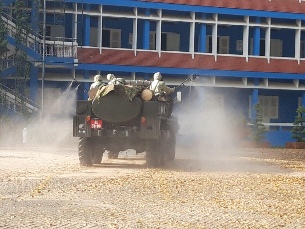 Lực lượng phun khử trùng tại trường Đại học Thủ Dầu Một