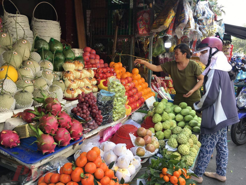 Nhiều loại trái cây tăng giá vào ngày chợ cúng Ông Táo và theo tiểu thương sẽ còn tăng liên tục từ nay đến Tết.