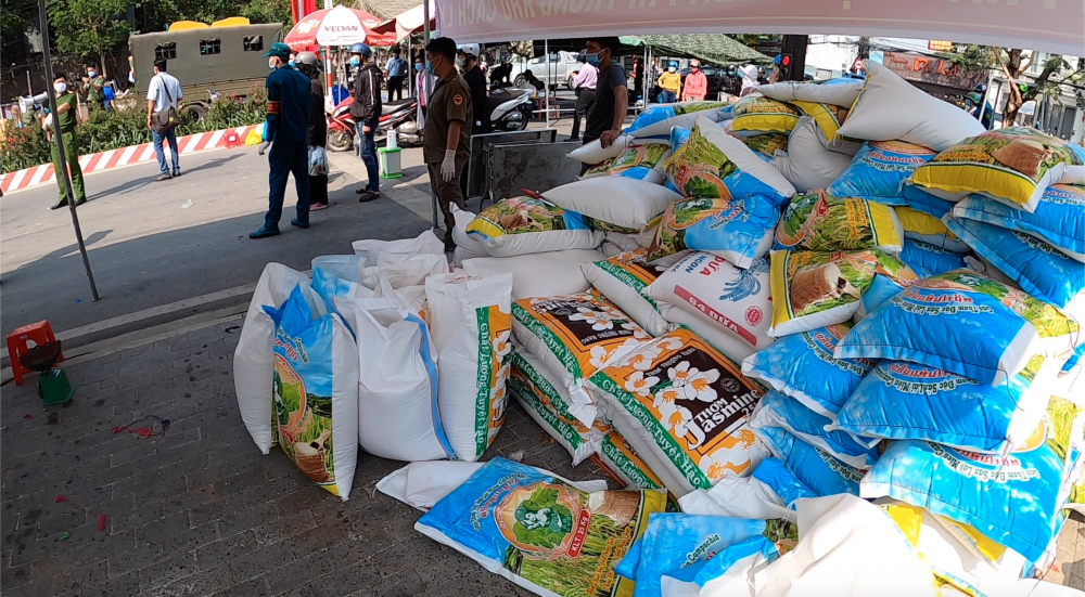 Hàng tấn gạo luôn sẵn sàng để tiếp tế cho người dân trong khu cách ly