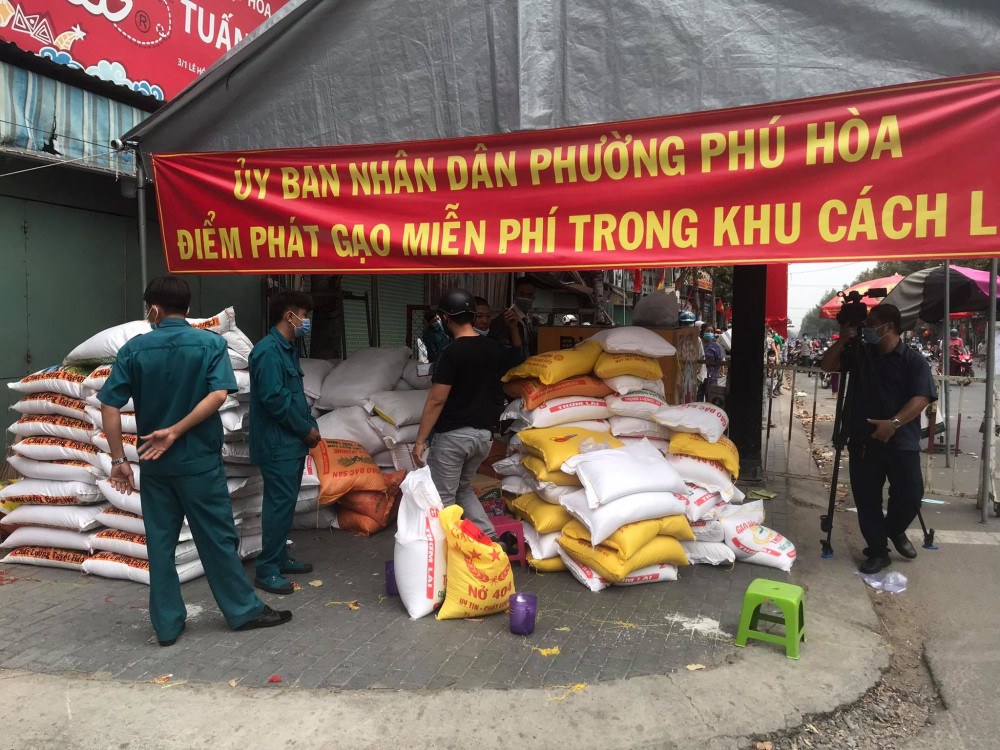 Hàng tấn gạo của UBND phường và các Mạnh Thường Quân sẵn sàng tiếp tế cho người dân
