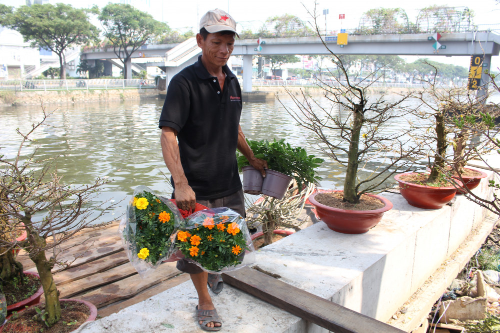 Thương hồ vội vã đưa hoa lên bờ, bày biện cho khách chọn - Ảnh: Lâm Ngọc