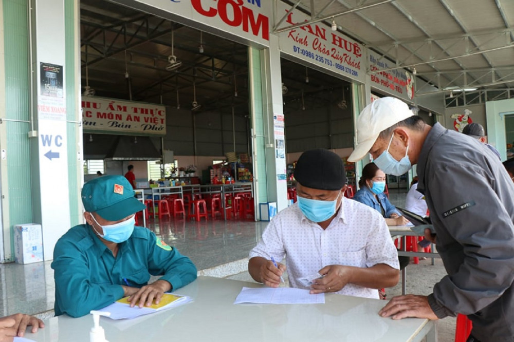 Lực lượng chức năng tỉnh Đắk Lắk tổ chức cho người dân khai báo y tế tại các chốt kiểm dịch
