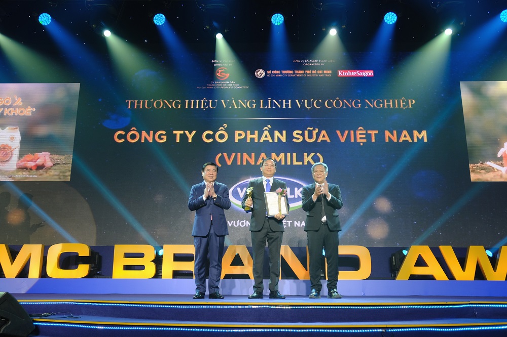 Ông Lê Thành Liêm - Giám đốc điều hành Vinamilk đại diện công ty nhận Danh hiệu “Thương hiệu vàng TP.HCM 2020” ngay trong lần đầu tiên tổ chức xét chọn