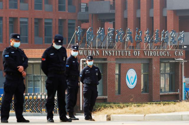Nhân viên an ninh canh gác bên ngoài Viện Vi-rút Vũ Hán trong chuyến thăm của nhóm Tổ chức Y tế Thế giới (WHO).