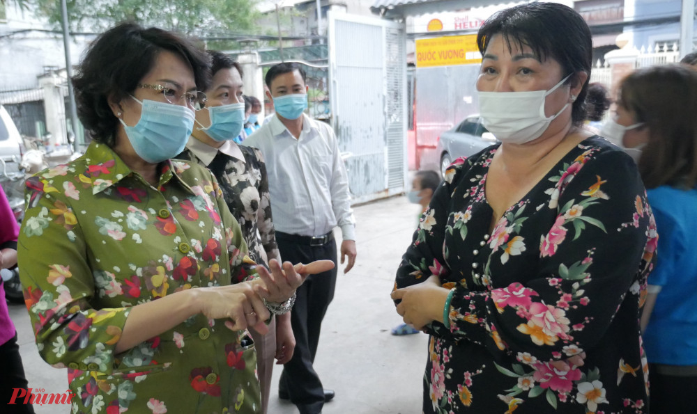 Nữ chủ nhà trọ Trần Thị Hoa (bên phài) cho biết năm nay nhiều phòng trọ đã quyết định ở lại Thành phố đón Tết 
