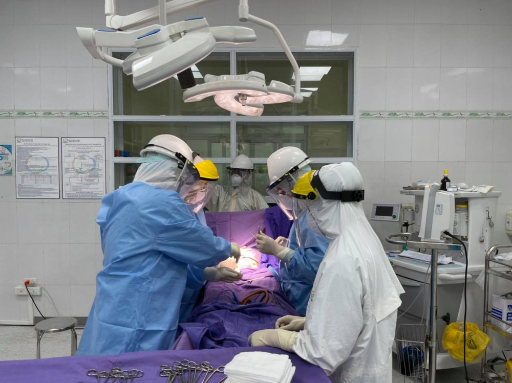 Bệnh viện mới thực hiện phẫu thuật mổ cấp cứu thành công cho ca song thai đến từ vùng dịch ngay trong đêm 