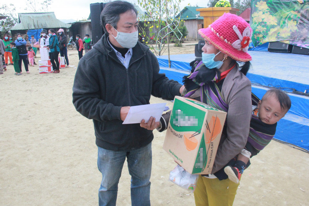 Nhà báo Lê Trung Việt - Trưởng đại diện Báo Phụ Nữ TPHCM tại Đà Nẵng - trao quà cho người dân vùng khó khăn