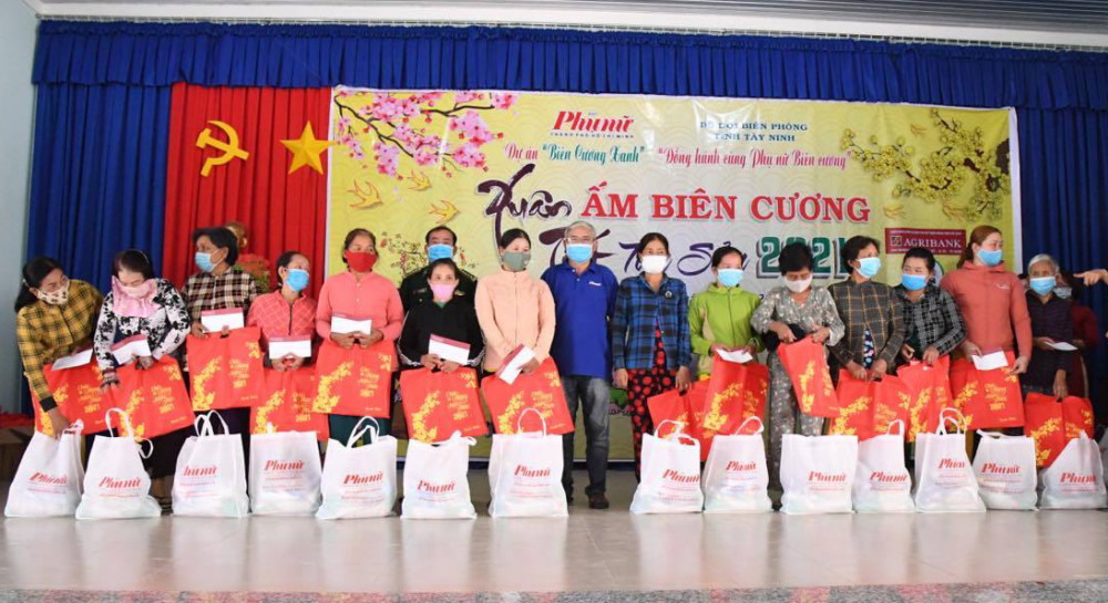 Đại diện BĐBP Tây Ninh và Báo Phụ nữ TPHCM tặng quà tết cho chị em phụ nữ nghèo xã Hoà Hội