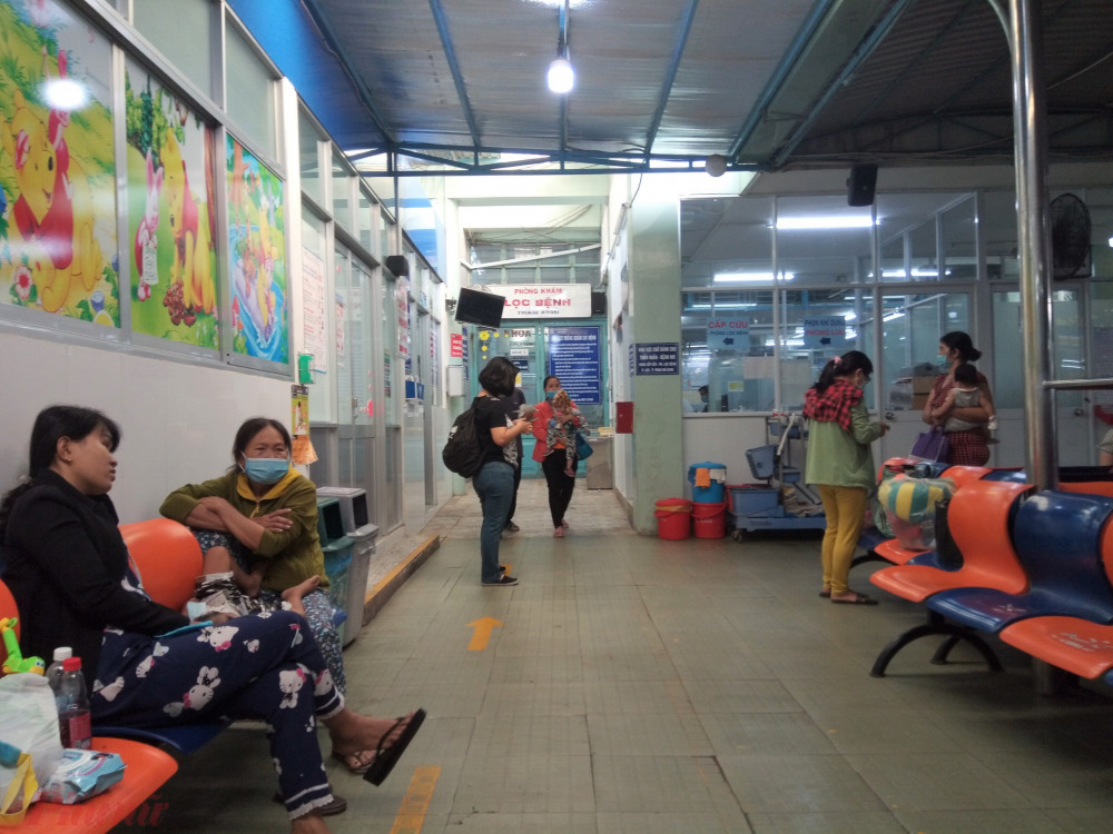 Ba mẹ đưa con đi khám bệnh tại bệnh viện Nhi Đồng 1 