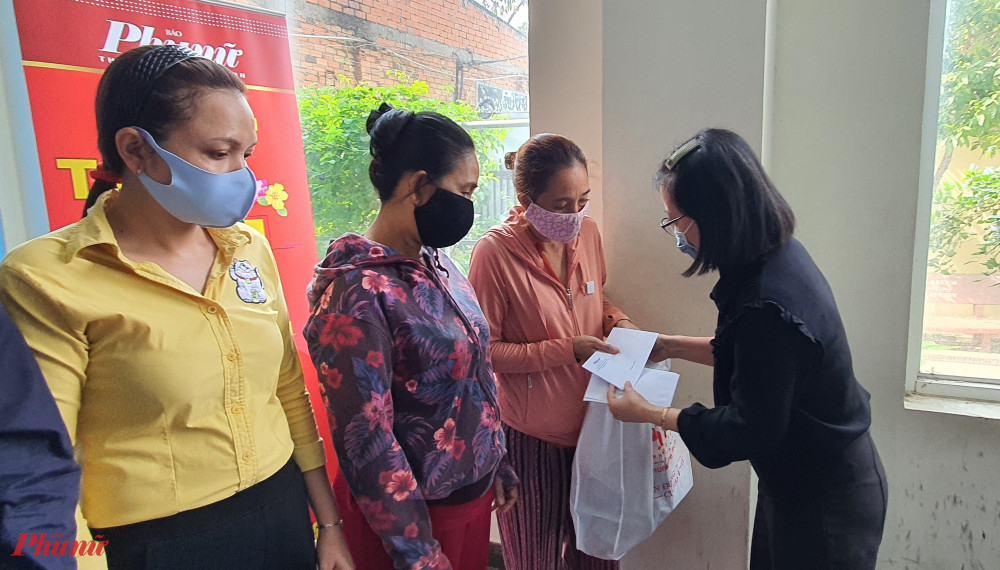Chị Nguyễn Thu Đào - Chủ tịch Công đoàn Báo Phụ nữ TPHCM tặng quà tết đến phụ nữ khó khăn tại quận Gò Vấp 