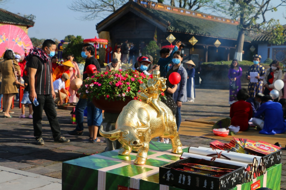 Vào thời Nguyễn, Tết trong Hoàng cung Huế được tổ chức rất long trọng. Từ lễ Ban sóc trong ngày đầu tiên của tháng Chạp, đến lễ Hạ tiêu trong ngày mồng Bảy tháng Giêng